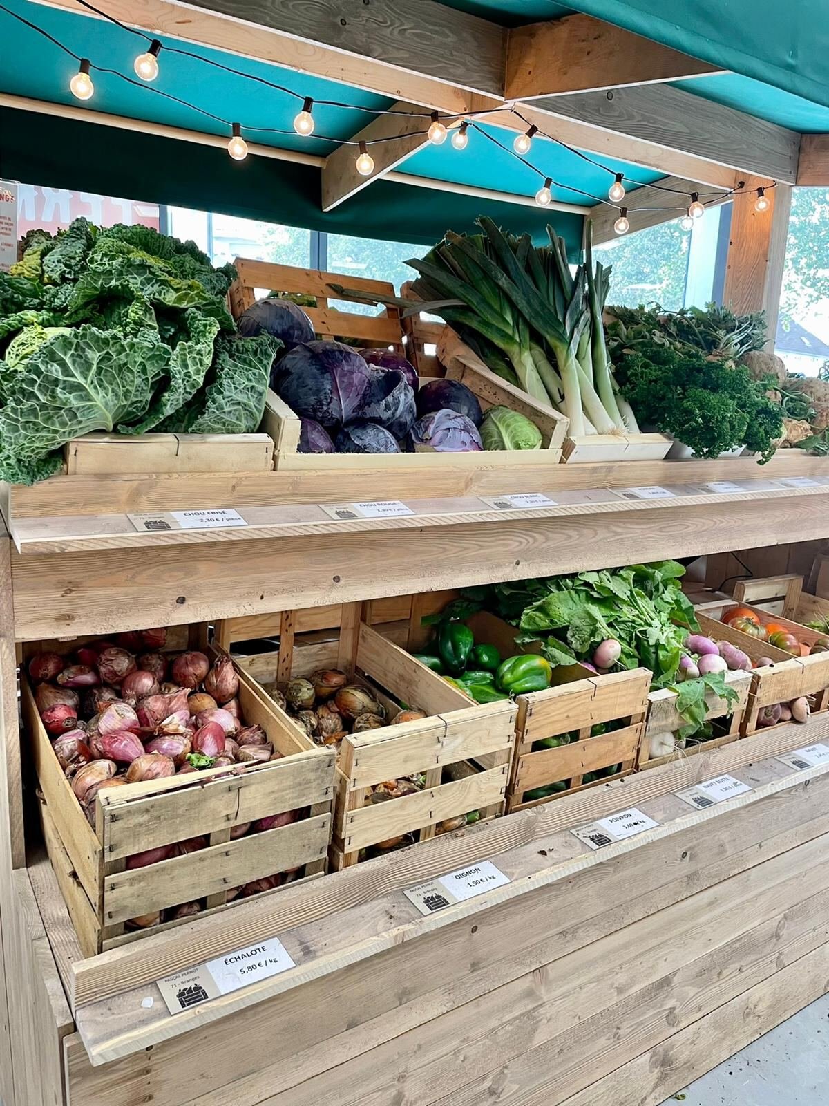 Étal de fruits et légumes frais