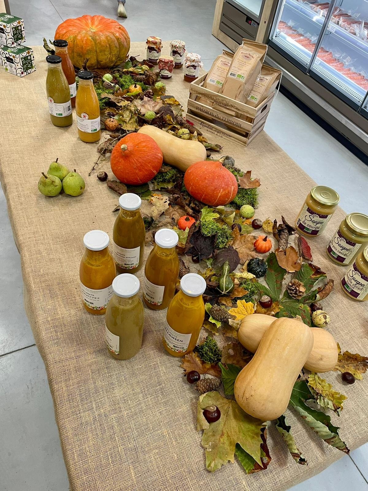 Table de fête garnie de produits du Jura